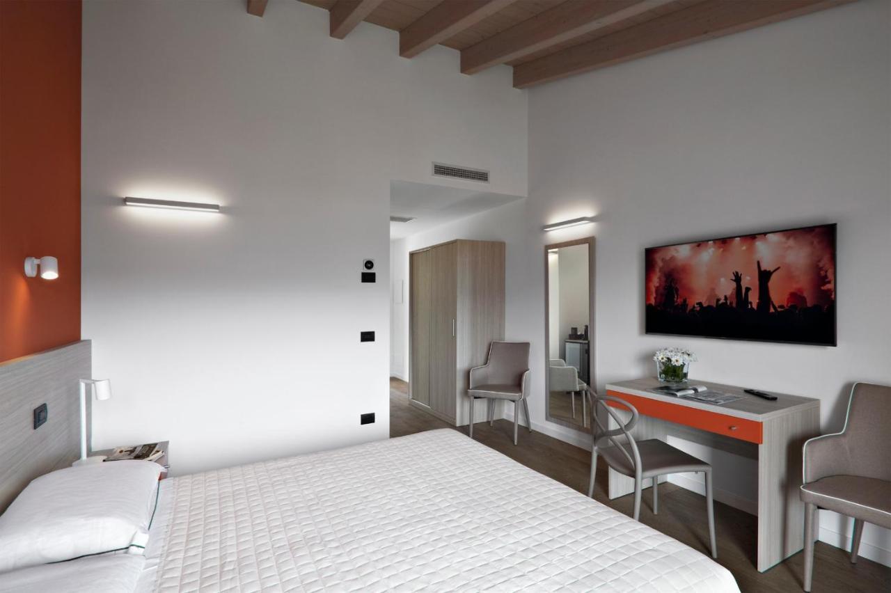 Residence Caffe Maya Maslianico Bagian luar foto