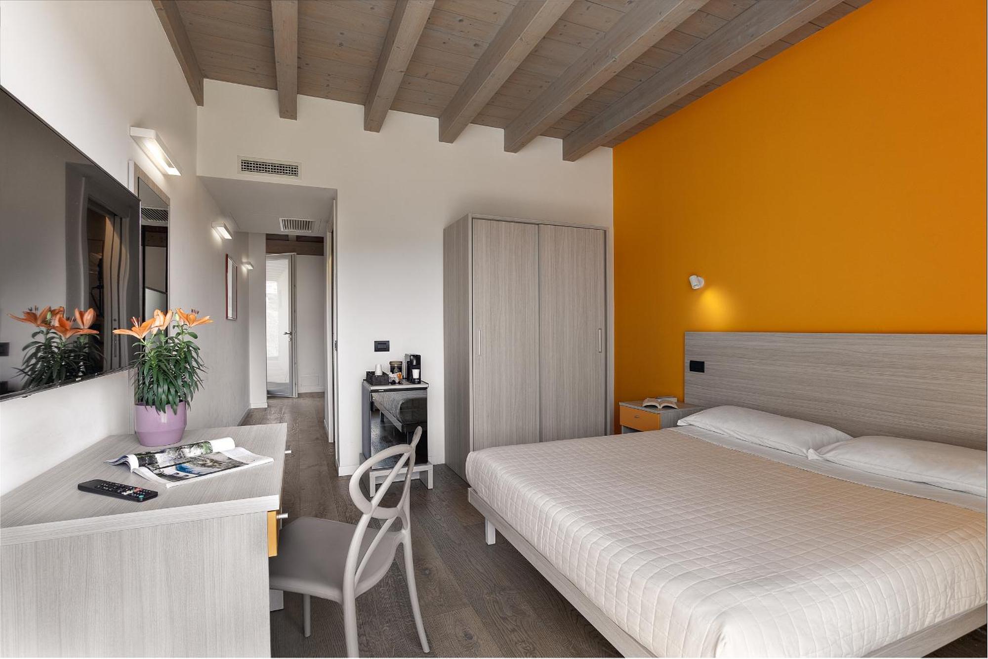 Residence Caffe Maya Maslianico Bagian luar foto